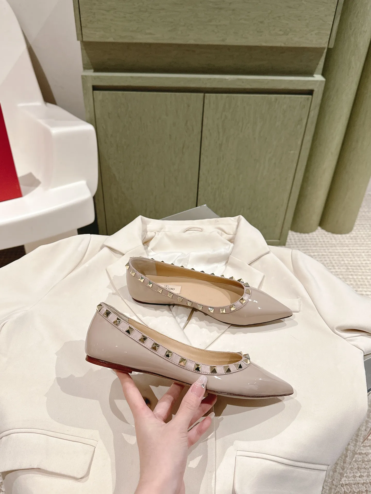 👟👟Ex-factory price 520👟👟 | ²⁰²4 𝐬𝐬 🤍🤎 Versatile series for all seasons! Is your shoe cabinet missing a pair? ! 🔥 The entire VALENTINO series is produced by Taiwan-funded factories! Getting in and out of the counter is stress-free! ROCKSTUD Valentino studded patent leather ballet flats ONE STUD retro craft pyramid large rivet buckle flats/high heels Smooth shoe lines and awesome version Comfortable upper foot. Increases height. Looks slimmer. Elongates leg lines Imported mirrored calfskin/cow patent leather/high-density silk material Lambskin lining Italian high-density genuine leather outsole Size35-39 (40/41/42 can be customized) Heel height: flat ♺Synchronized gift box💝packaging at the counter!